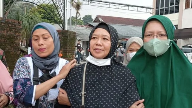 Sri Astuti, ibu dari mahasiswi IPB Adzra Nabila, mulanya berusaha tegar. Namun ketika jasad anaknya tiba di RSUD Bogor, air matanya tumpah tak terbendung lagi.