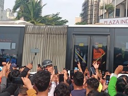 Ramai Pengunjung CFD Berebut Foto dengan Anies, TransJ Tersendat