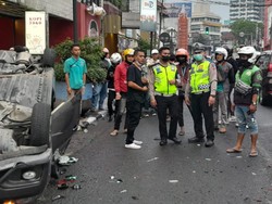 Mobil Terbalik Usai Tabrak Bola Beton di Bandung