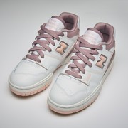 New Balance Rilis Versi Terbaru dari Sneakers Viralnya yang Juga Jadi Favorit Hailey Bieber!