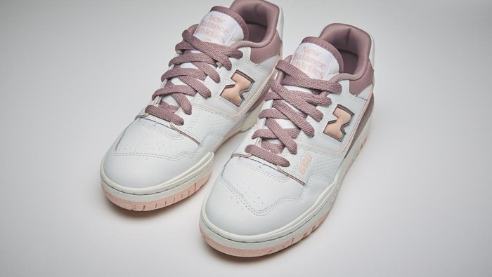 New Balance Rilis Versi Terbaru dari Sneakers Viralnya yang Juga Jadi Favorit Hailey Bieber!