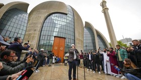 FOTO: Syahdu Adzan Pertama di Masjid Terbesar Cologne Jerman