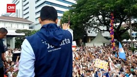 VIDEO: Detik-detik Anies Nyaris Terjungkal di Panggung Perpisahan