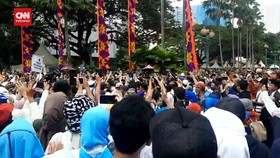 VIDEO: Momen Anies Baswedan Diserbu Pendukung di Balai Kota