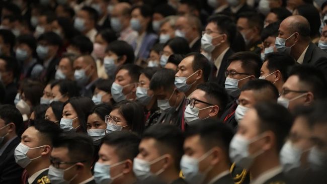 Pejabat distrik Mongolia Dalam, China, dikecam publik usai tampil di konferensi pers penanganan Covid-19 dengan aksesoris mewah senilai ratusan juta rupiah.