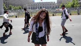 FOTO: Parade Zombie Walk, 'Mayat Hidup' Berkeliaran di Jalanan Chile