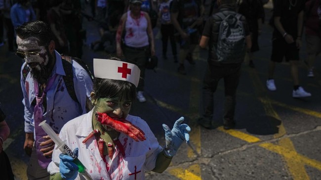 FOTO: Parade Zombie Walk, 'Mayat Hidup' Berkeliaran di Jalanan Chile