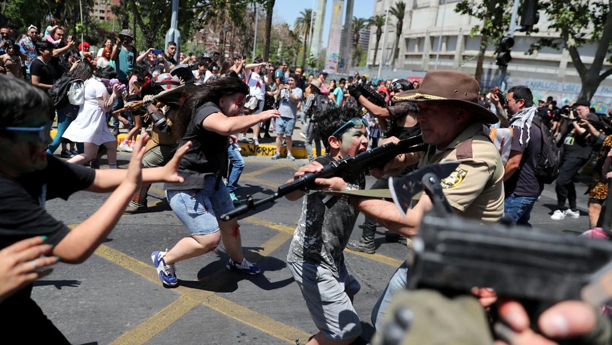 FOTO: Parade Zombie Walk, 'Mayat Hidup' Berkeliaran di Jalanan Chile