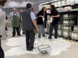 Viral Aktivis Vegan Tumpahkan Susu di Toko, Protes Kekejaman Terhadap Hewan