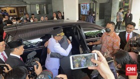 Anies Peluk Heru Budi Setelah Pelantikan Pj Gubernur DKI