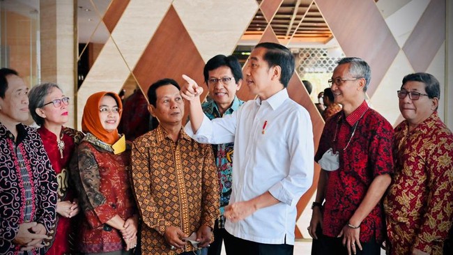 Deputi IV Kepala Staf Kepresidenan Juri Ardiantoro menduga ada motif terkait politik 2024 di balik penyebaran isu ijazah palsu Presiden Joko Widodo (Jokowi).