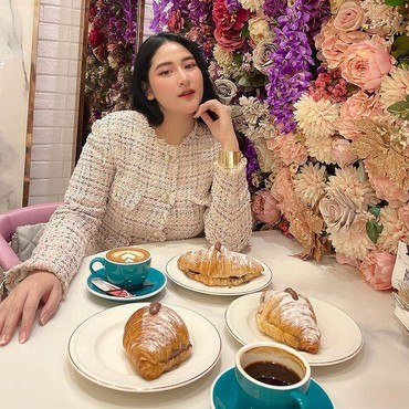 7 Potret Cica Andjani Eks Pramugari, Istri Ketiga Ricky Subagja Beda 26 Tahun