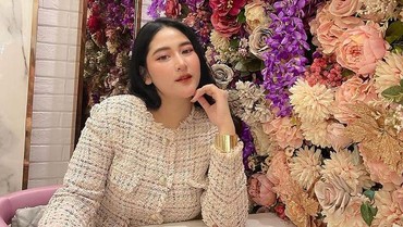 img-title 7 Potret Cica Andjani Eks Pramugari, Istri Ketiga Ricky Subagja Beda 26 Tahun