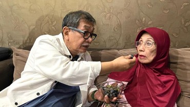Bagikan Potret Suapi Nani Wijaya, Deddy Mizwar: Semoga Selalu Gembira