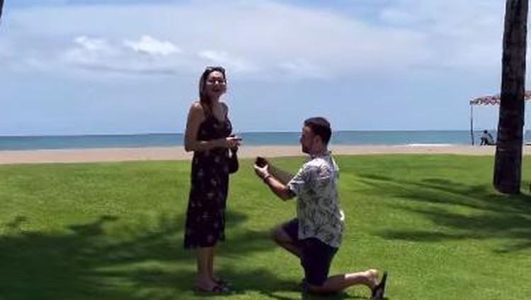Dewi Rezer dilamar kekasih bulenya.