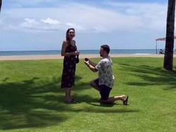 She Said Yes! Dewi Rezer Dilamar Kekasih Bulenya