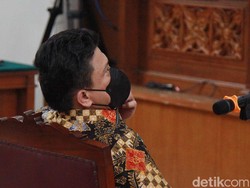 Massa Ormas Desak Sambo Berompi Tahanan Saat Diadili, Pengacara Bicara Aturan