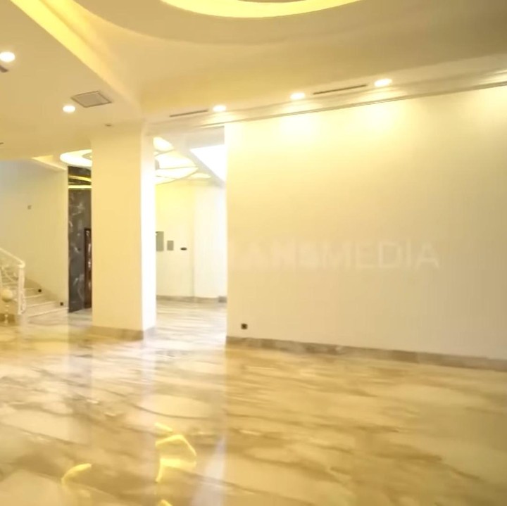 <p>Dilapisi marmer dan cat putih, Renny Angesti memilih tema Eropa modern untuk menghias rumahnya. (Foto: YouTube Trans 7)</p>