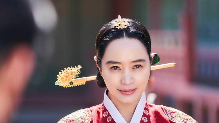 Drama Korea Under the Queen's Umbrella