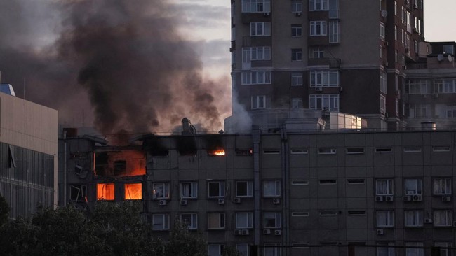 Kyiv Diguncang Ledakan, Pasukan Ukraina Langsung Tembak Jatuh Drone Wali kota Kyiv, Vitali Klitschko menyatakan ledakan terjadi di ibu kota Ukraina, Kyiv, Rabu (14/12).