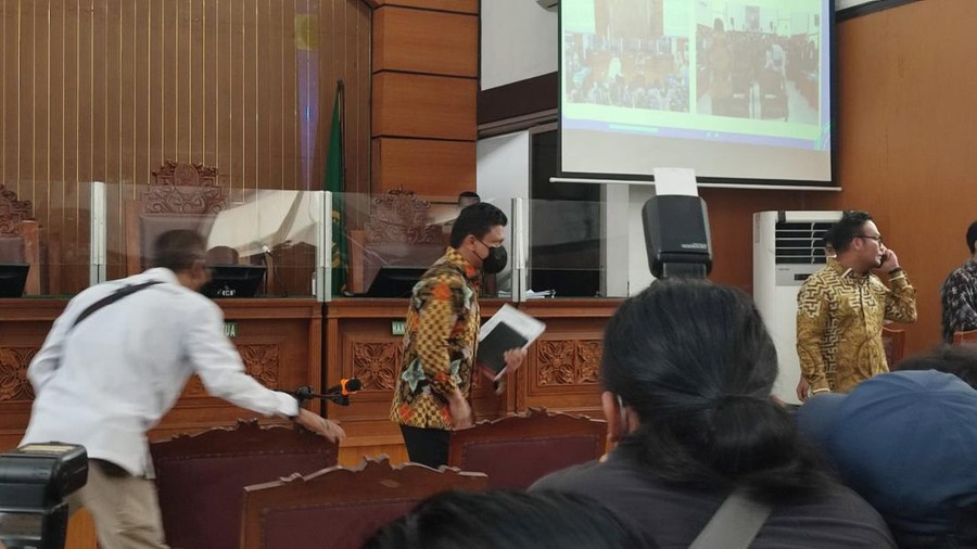 Ferdy Sambo memasuki ruang sidang utama PN Jaksel untuk menjalani sidang perdana kasus pembunuhan ajudannya, Brigadir Yosua, Senin (17/10/2022). Ferdy Sambo memasuki ruang sidang utama PN Jaksel untuk menjalani sidang perdana kasus pembunuhan ajudannya, Brigadir Yosua, Senin (17/10/2022).