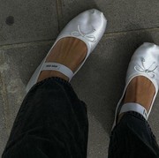 Dipakai Bella Hadid Sampai Alexa Chung, Intip Gaya Fashion Influencer Mix and Match Ballet Flats yang Trending