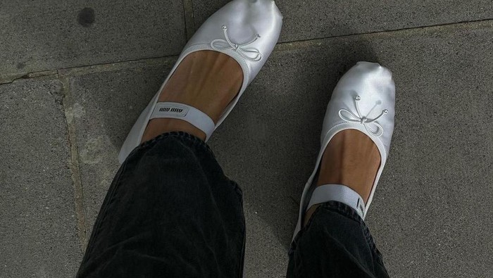 Dipakai Bella Hadid Sampai Alexa Chung, Intip Gaya Fashion Influencer Mix and Match Ballet Flats yang Trending