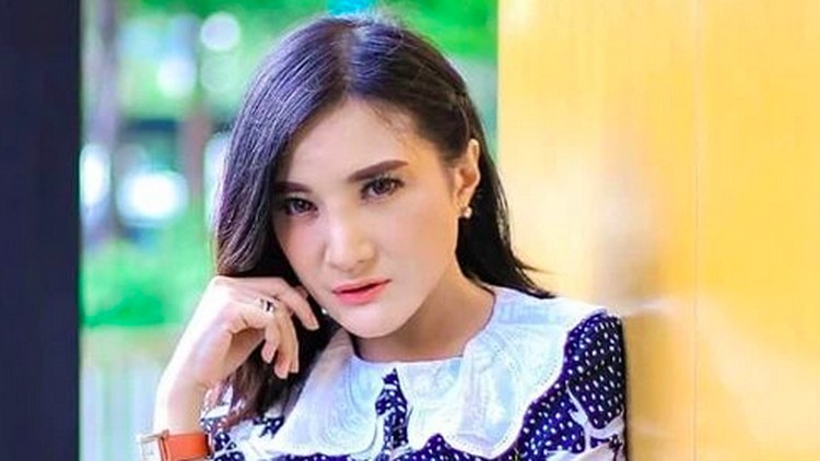 Gaya Kiki Amalia Gaya Kiki Amalia