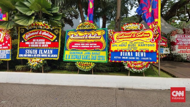 Halaman Balai Kota DKI Jakarta dipenuhi karangan bunga ucapan selamat atas dilantiknya Heru Budi Hartono sebagai Penjabat (Pj) Gubernur DKI.