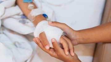 PERHATIKAN JUMLAH DAN WARNA URINE ANAK