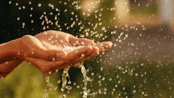 Bolehkan Berhubungan Intim Saat Hujan? Ini Kata Dokter