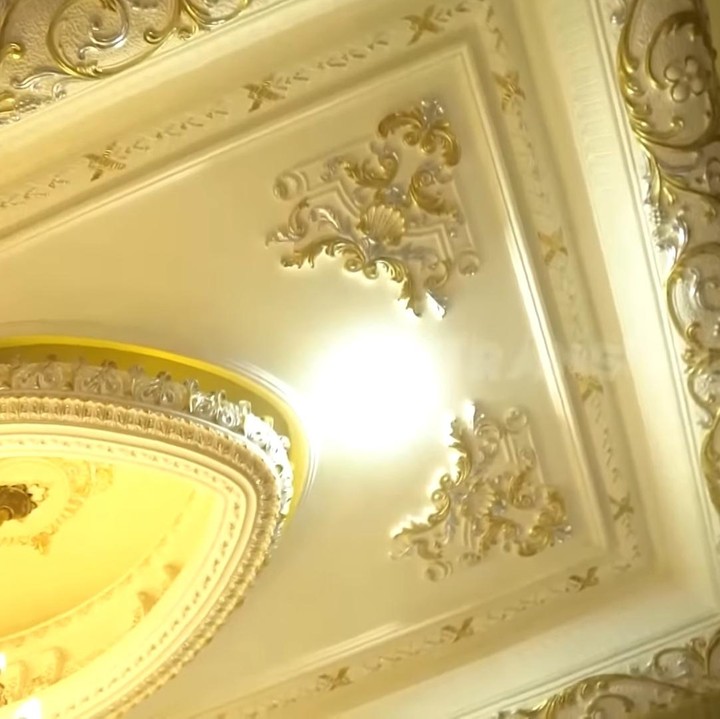 <p>Interior di rumah Fenny Goh kental dengan nuansa emas. Bahkan ornamen plafon rumahnya dilapisi dengan kertas emas dan perak yang ditempel dengan tangan, lho Bun. (Foto: YouTube Trans 7)</p>