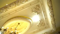 <p>Interior di rumah Fenny Goh kental dengan nuansa emas. Bahkan ornamen plafon rumahnya dilapisi dengan kertas emas dan perak yang ditempel dengan tangan, lho Bun. (Foto: YouTube Trans 7)</p>