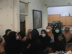 Isak Tangis Sambut Kedatangan Jenazah Andini yang Hanyut di Curug Kembar