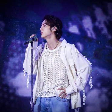 Jin BTS Bertolak ke Argentina Hadiri Konser Coldplay & Rilis Lagu Solo
