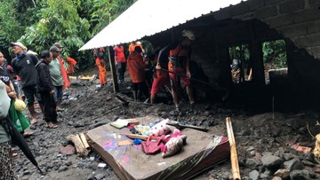 Tiga warga terseret banjir bandang yang menerjang beberapa kawasan di Bali. Satu telah ditemukan dalam keadaan meninggal dunia, dua orang belum ditemukan.