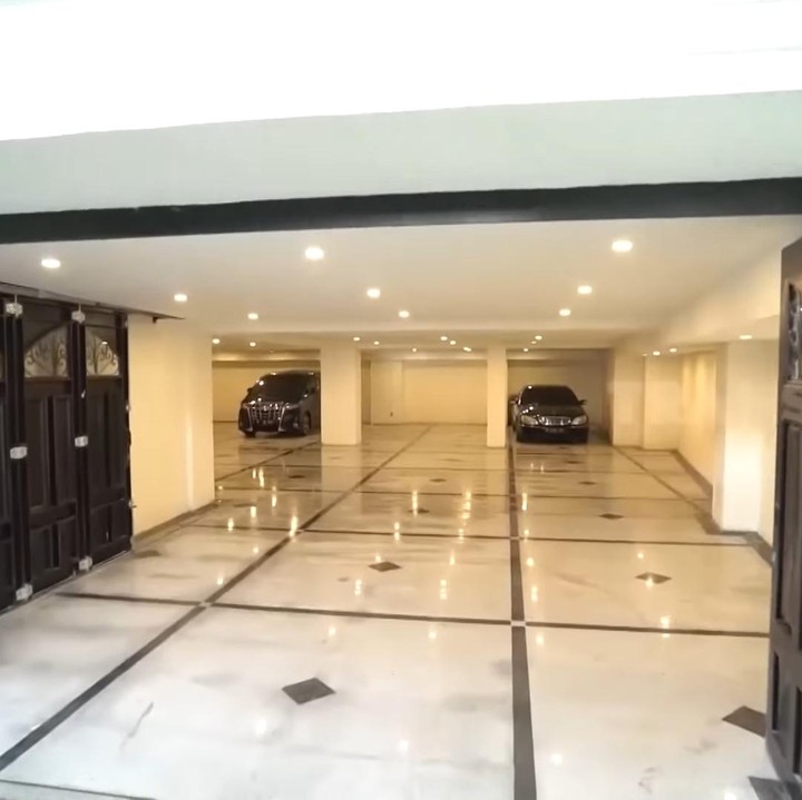 <p>Kediaman Renny Angesti di kawasan Tebet, Jakarta Selatan ini mempunyai luas 4000 meter persegi dan memiliki lima lantai. Ada basement yang sangat luas, Bunda. (Foto: YouTube Trans 7)</p>