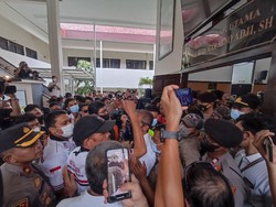 Massa Ormas Ribut di PN Jaksel, Minta Sambo Berompi Tahanan Saat Diadili