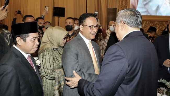 Susilo Bambang Yudhoyono (SBY) menggenggam erat tangan Anies Baswedan di tengah isu koalisi bekerja sama menghadapi Pilpres 2024.