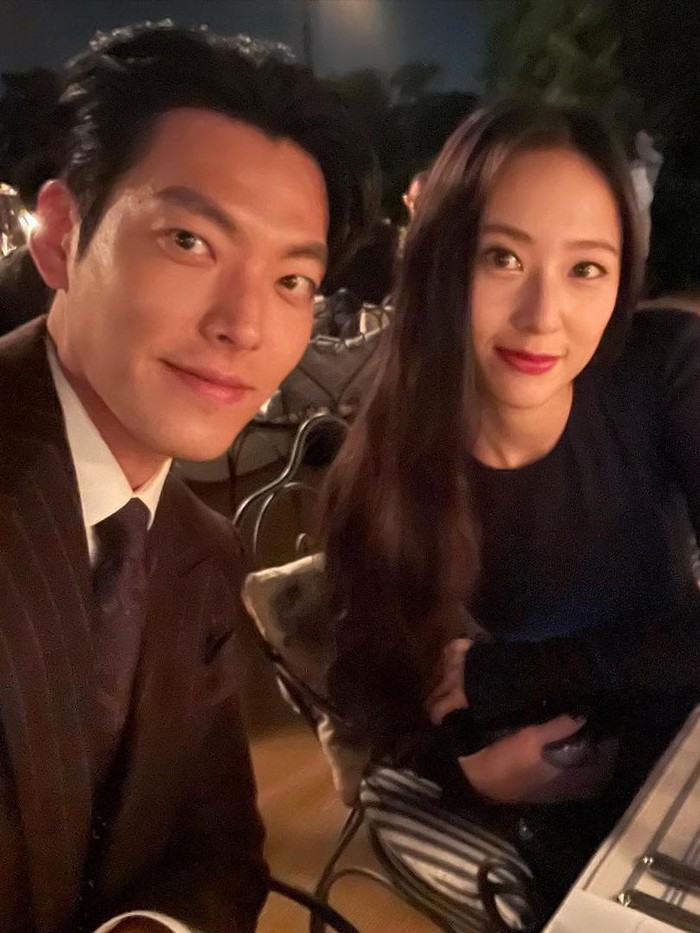 Tak ketinggalan, keduanya pun berpose bersama dan menunjukkan kedekatan mereka, Beauties. Baik Kim Woo Bin dan Krystal juga sama-sama mengabadikan momen mereka di unggahan Instagram masing-masing./ Foto: instagram.com/____kimwoobin