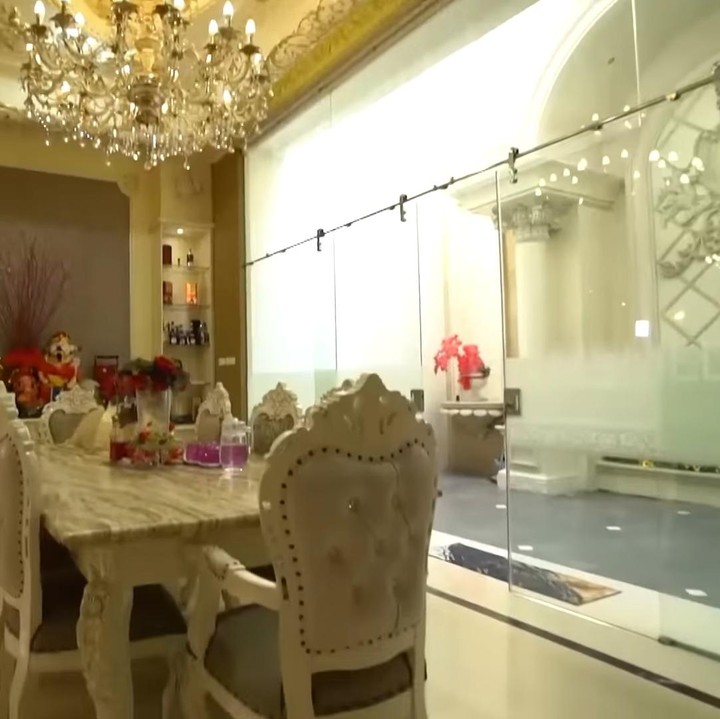<p>Lantai dan meja makan rumah Fenny Goh menggunakan marmer warna ivory, Bunda. Dilengkapi dengan lampu gantung, kediaman ini pun terkesan mewah dan kental dengan nuansa eropa. (Foto: YouTube Trans 7)</p>