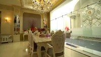 <p>Lantai dan meja makan rumah Fenny Goh menggunakan marmer warna ivory, Bunda. Dilengkapi dengan lampu gantung, kediaman ini pun terkesan mewah dan kental dengan nuansa eropa. (Foto: YouTube Trans 7)</p>