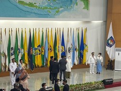 Usai Dilantik Jadi Pj Gubernur, Heru Budi Dipeluk Anies Baswedan