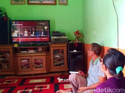 Momen Ortu Brigadir Yosua Nonton Sidang Ferdy Sambo dari Layar Kaca