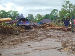 Petugas Evakuasi dan Pembersihan Jalur Denpasar-Gilimanuk