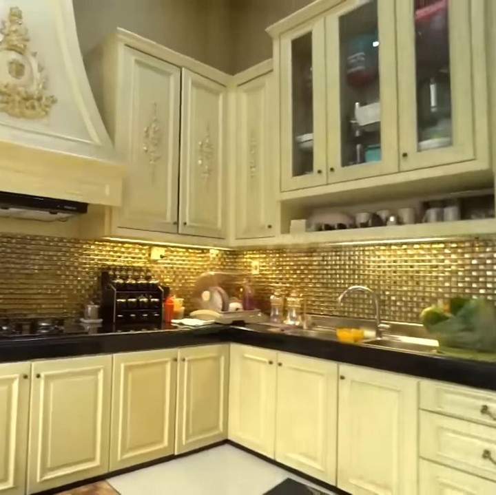 <p>Perabotan dapur di rumah Fenny Goh juga seragam menggunakan warna ivory, selaras dengan furnitur lainnya. (Foto: YouTube Trans 7)</p>