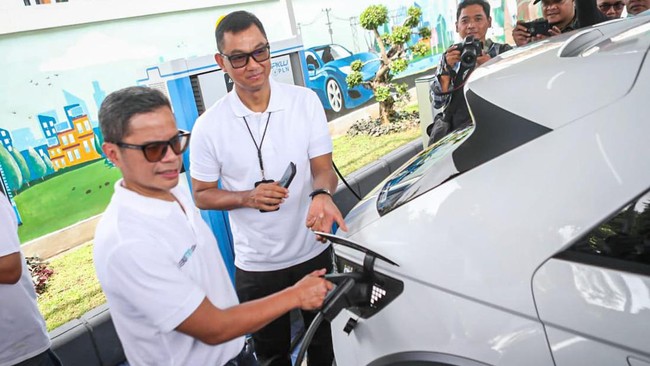 Didukung PLN, Kementerian BUMN optimistis SPKLU yang telah dipasang di area-area strategis akan melancarkan gelaran KTT G20 November 2022 nanti.