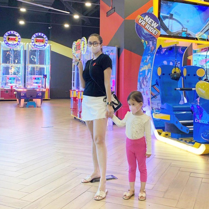 <p>Aura Kasih kerap membagikan potretnya bersama sang putri semata wayang. Mulai dari berlibur bermain di mall. (Foto: Instagram: @aurakasih)</p>