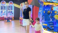 <p>Aura Kasih kerap membagikan potretnya bersama sang putri semata wayang. Mulai dari berlibur bermain di mall. (Foto: Instagram: @aurakasih)</p>
