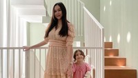 7 Potret Aura Kasih dengan Bella, Putri Semata Wayangnya yang Berwajah Blasteran